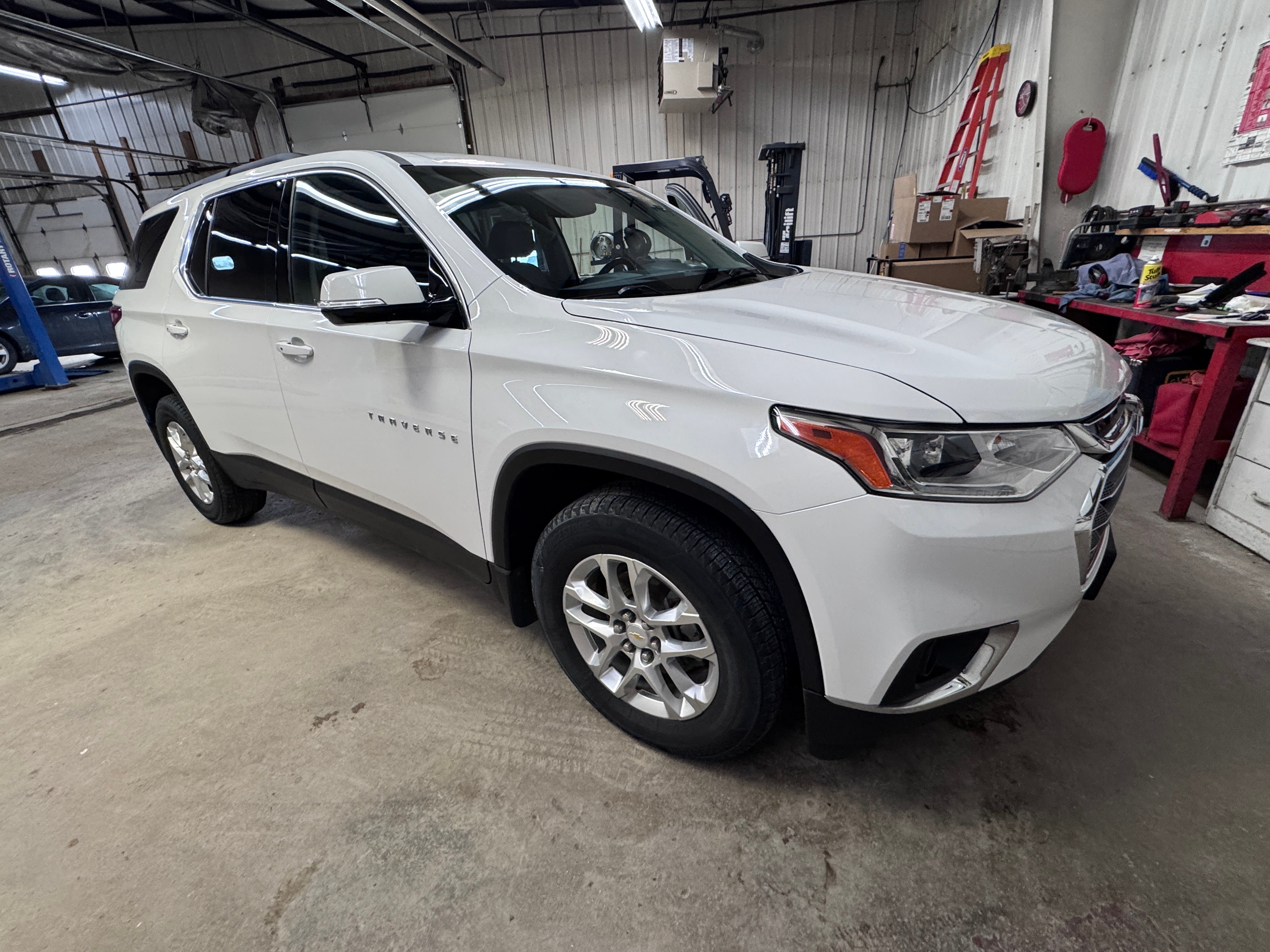 2019 Chevrolet Traverse LT Leather in Summit White — front three-quarter view